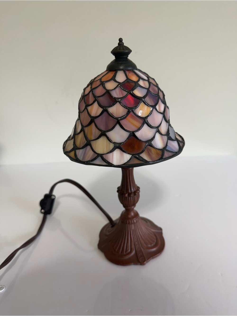 Vintage Quoizel Stained Glass Mini Accent Lamp - Fishscale Pattern (11/98)